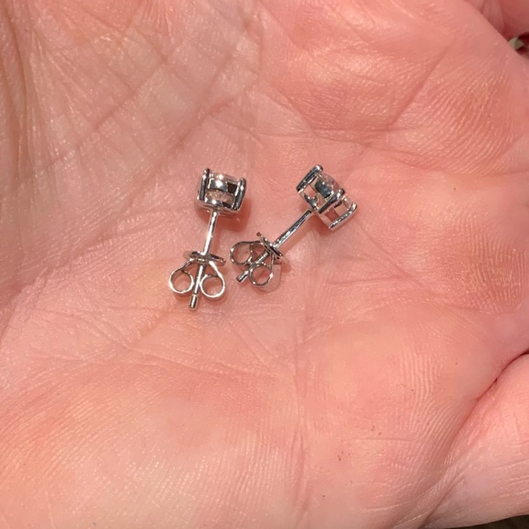 Beautiful 1 cttw Moissanite earrings - Picture 4 of 7